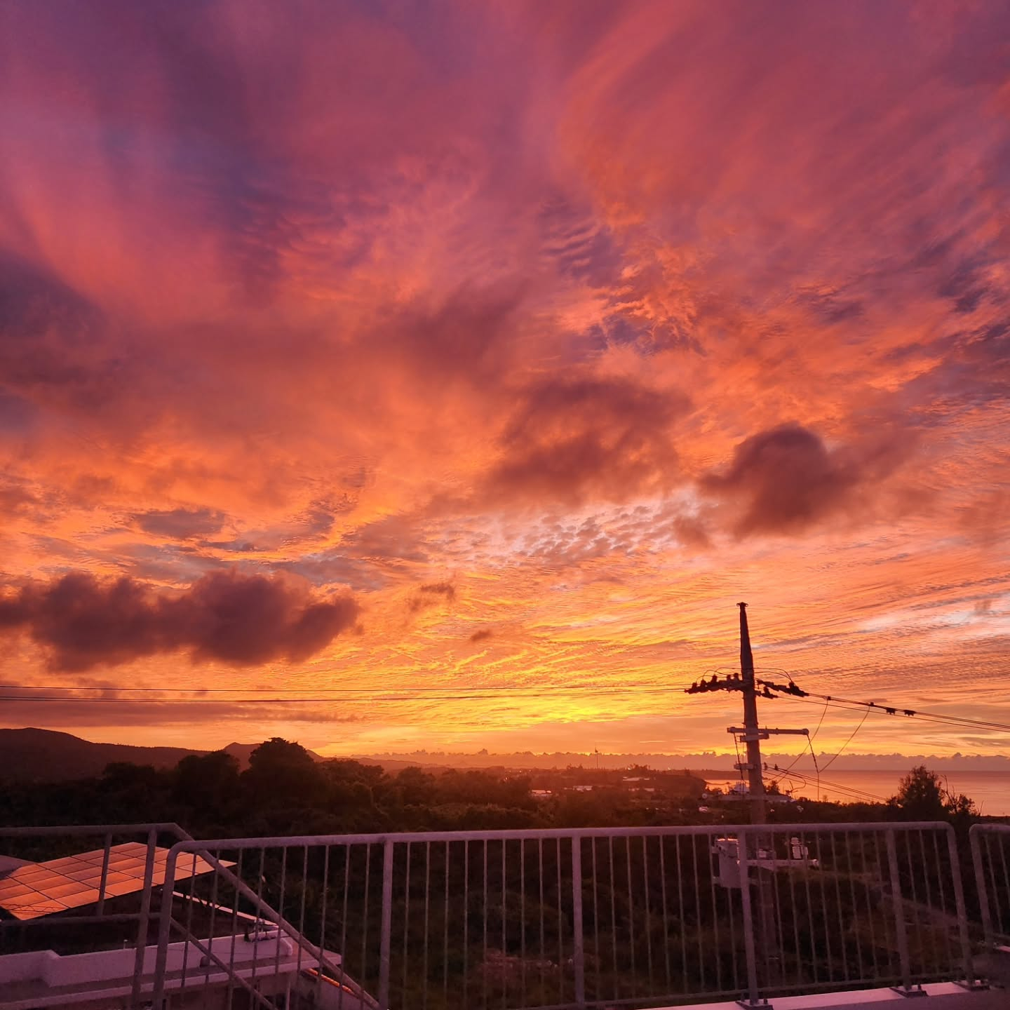 プールヴィラからの夕日。